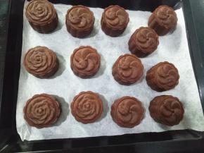 烤好的月饼取出，晾凉后直接烤箱过夜或者密封保存。