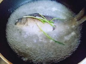 加入去皮葱，大火烧鱼汤，烧鱼汤要保持用大火，这样烧出来的汤才会奶白香浓。