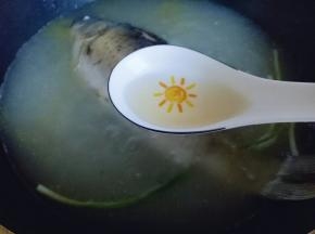 加入料酒，熬至汤色变白。