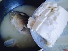 再加入切好的内酯豆腐大火煮约10分钟。