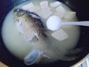 加入盐，胡椒粉。
