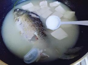 加入盐，胡椒粉。