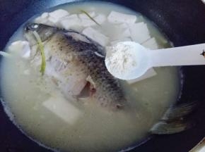 加入鸡粉调味出锅。