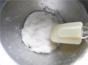 170g冰皮月饼预拌粉用170g开水冲开，搅拌均匀成面团后晾凉。