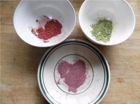 称量好青汁粉1g、红曲粉1g、紫薯粉2g。