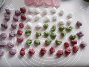 将各色面团平均分成14个，每一个小球6.2克左右。