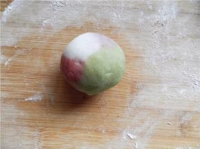 左手按馅的上端，右手虎口转边，将饼皮向上收口，揉圆。