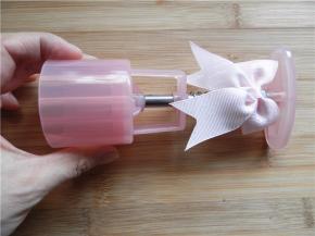 选好一花片，装入Chefmade学厨50克月饼模桶身（水晶粉）（WK9315）里，调制安装好。