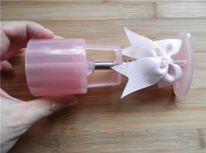 选好一花片，装入Chefmade学厨50克月饼模桶身（水晶粉）（WK9315）里，调制安装好。