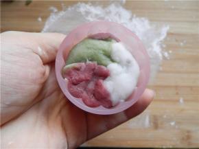 面团的收口那面朝下、光滑的那面朝上，放入学厨50克月饼模里。