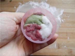 面团的收口那面朝下、光滑的那面朝上，放入学厨50克月饼模里。