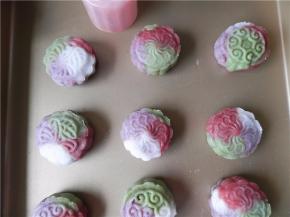 垂直放在金盘里，轻轻按2下后脱模。脱模零压力，纹路很清晰、花型立体感强，超级好用！用它制作的：天然彩色冰皮月饼，真是赏心悦目！