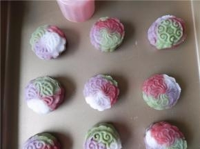 垂直放在金盘里，轻轻按2下后脱模。脱模零压力，纹路很清晰、花型立体感强，超级好用！用它制作的：天然彩色冰皮月饼，真是赏心悦目！