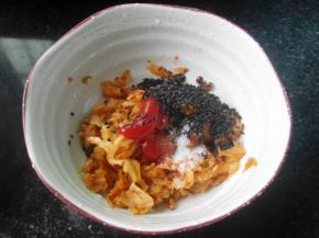 辣白菜挤干汤水切碎，加入番茄酱、胡椒粉、白糖和黑芝麻拌均匀