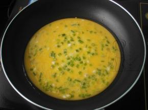 平底锅加油烧热，先倒入一半的蛋液，小火煎