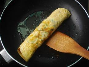 卷好后再两边煎一下即可