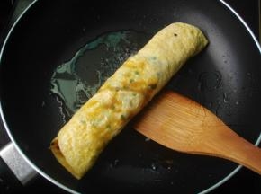 卷好后再两边煎一下即可