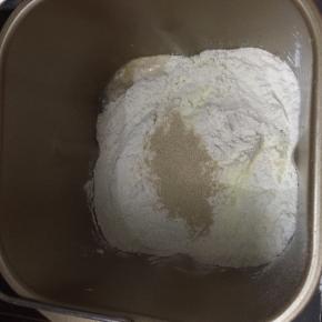 把主面团除黄油、盐以外材料放进面包机，揉扩展阶段。