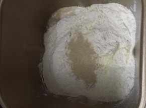 把主面团除黄油、盐以外材料放进面包机，揉扩展阶段。