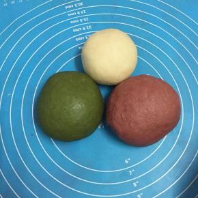 将面团分成3份，分别为180克，150克，130克。
180克面团加入红曲粉，揉匀。130克面团加入抹茶粉，揉匀。