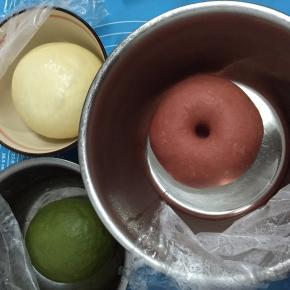 滚圆放入盆里，盖上保鲜膜室温发酵至2倍大。