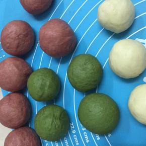 排气每份面团平均分成6份。