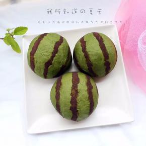 出炉放凉后，用可可粉加少量水调成糊状，用小毛刷画上西瓜纹路。