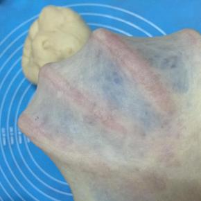 加入黄油、盐揉至可拉出较薄薄膜。