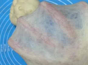 加入黄油、盐揉至可拉出较薄薄膜。