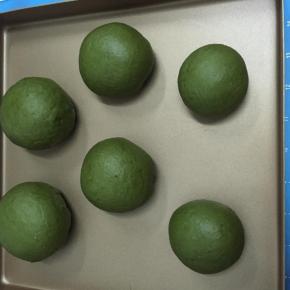 分别做好后放入烤箱，开发酵功能，烤箱内放一碗热水，进行二发，发酵至两倍大。
将发酵好面团放入预热好的烤箱，160度30分钟。烤10分钟后盖锡纸，防止上色过深。