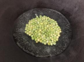 锅里加水煮开，把豌豆先放水煮5分钟煮熟，然后捞出待用