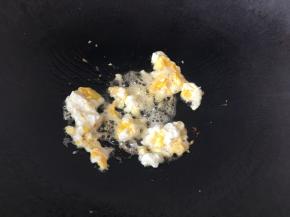 炒锅烧热后放油炒香鸡蛋