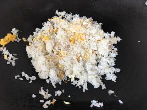 放入米饭继续炒两分钟