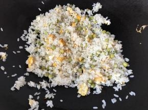把米饭炒散一些加入煮熟的豌豆一起炒均匀片刻