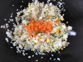 加入切好的糊萝卜粒儿，仍然炒散米饭均匀开，加一勺盐调味