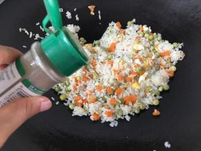 加入黑胡椒粒，喜欢吃的可以多加一些，中小火炒均匀些