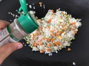 加入黑胡椒粒，喜欢吃的可以多加一些，中小火炒均匀些