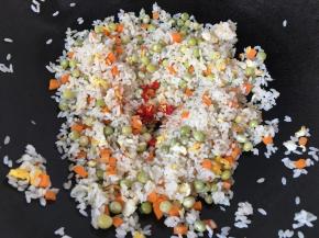 最后加入小米椒继续炒几下