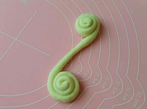 搓成长条，朝两头卷起来。