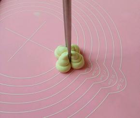 用筷子朝中间夹紧