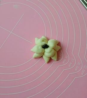 用刀把四边切开，形成八个角。