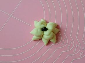 用刀把四边切开，形成八个角。