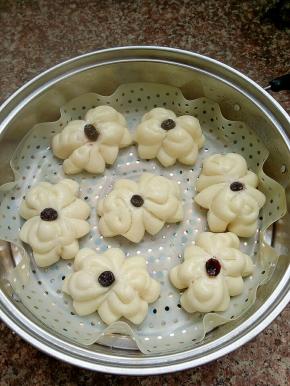 放入蒸笼中放置十分钟，开火，上汽后蒸12分钟，闷三分钟即可。