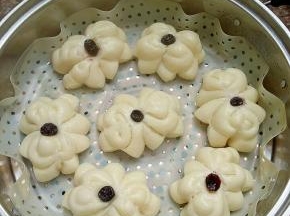 放入蒸笼中放置十分钟，开火，上汽后蒸12分钟，闷三分钟即可。