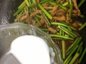  在倒入水淀粉勾芡在炒均匀即可