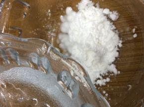 碗里倒入少许的淀粉加入水和匀