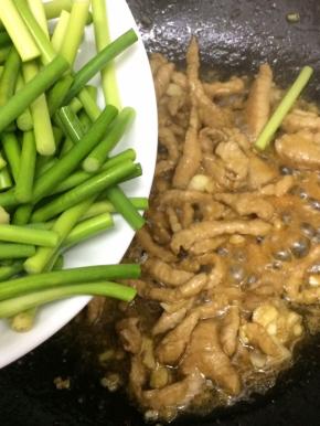 把蒜苔放入锅中翻炒均匀