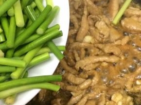 把蒜苔放入锅中翻炒均匀