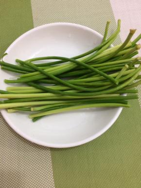 蒜苔去掉两头洗干净
