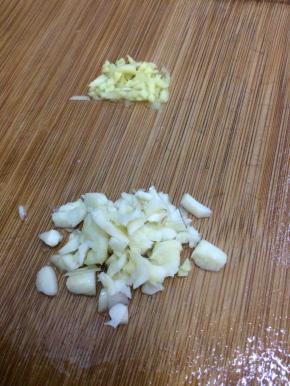 大蒜和生姜切成小粒